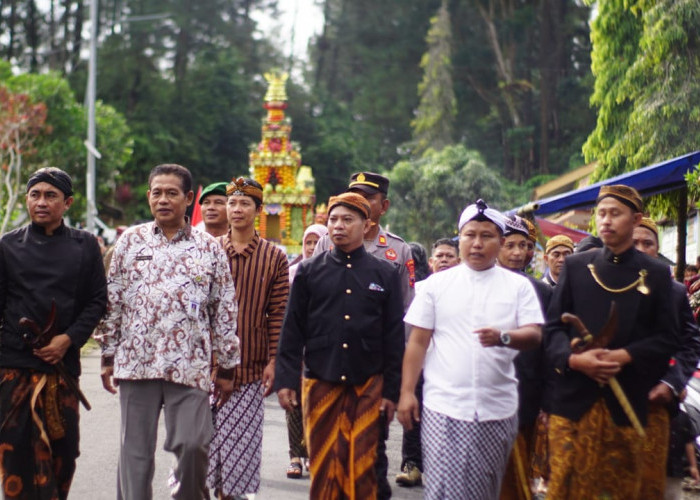 Legenonan, 13 Gunungan Hasil Bumi Diarak Keliling Desa Linggoasri, Narji Cagur Ikut Arak-arakan Bareng Warga