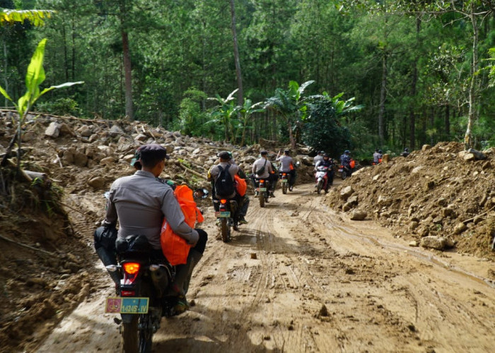 Tim Gabungan TNI dan Polri Laksanakan Patroli di Daerah Terpencil Terdampak Tanah Longsor di Petungkriyono