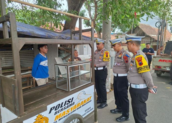 Gerobak Rusak Akibat Kecelakaan, Satlantas Polres Pekalongan Bantu Ibu Halimah Bangkit Kembali