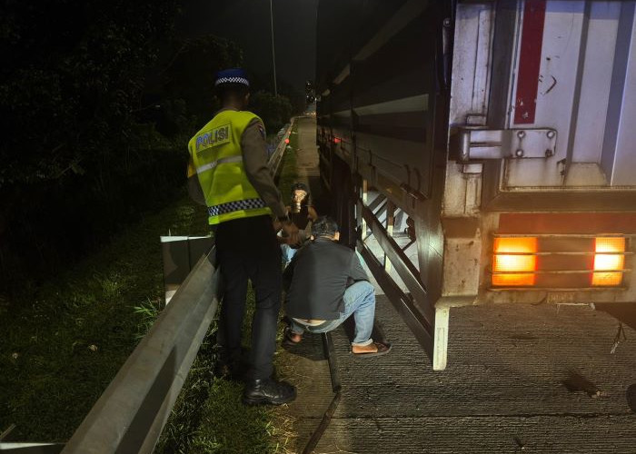 Petugas Pos Yan Rest Area 338A Bantu Truk Pecah Ban Saat Patroli Malam
