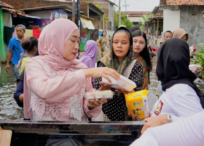   Inggit Soraya Bareng Alumni Smaga 98 Terjang Banjir Tirto, Salurkan Bantuan untuk Warga Terdampak