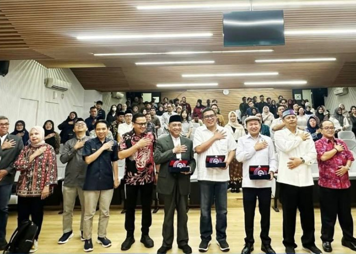 FISIP Undip Bedah Buku Politik, Mohammad Saleh Soroti Pentingnya Menjembatani Teori dan Praktik