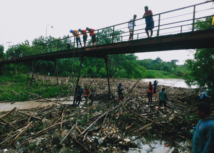 Sampah Menumpuk di Bawah Jembatan Glotak Pekalongan, Ini Langkah Polres Pekalongan Bersama Masyarakat