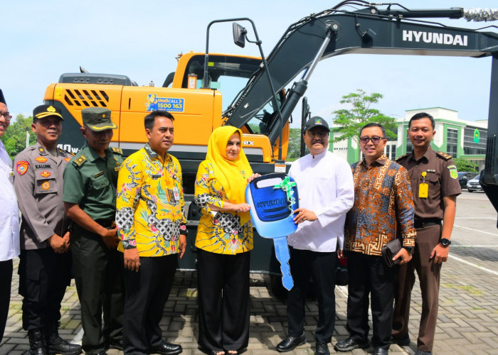 Pemkab Pekalongan Terima Bantuan 1 Unit Ekskavator dari Kementerian Sosial RI