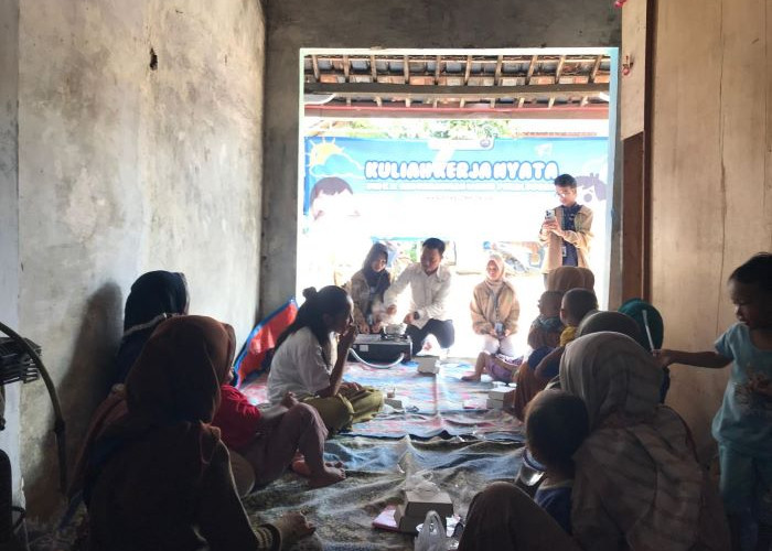 Mahasiswa KKN UIN Gus Dur di Desa Sumurjomblangbogo Ajarkan Buat MPASI untuk Cegah Stunting