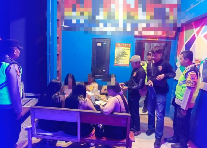 Kafe Karaoke di Pangkalan Truk Bondansari Dirazia Polsek Wiradesa, 6 Botol Miras AO Diamankan