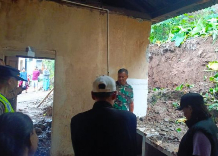 Rumah Warga Desa Mendolo Jebol Dihajar Talud Longsor