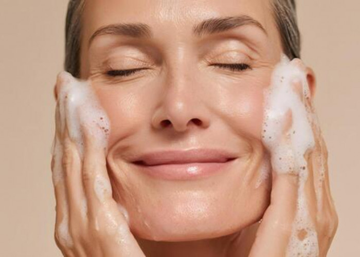 4 Rekomendasi Sabun Muka untuk Flek hitam Usia 50 Tahun Ke Atas yang Ampuh Lawan Penuaan