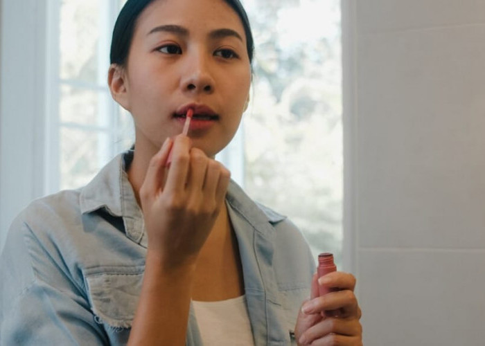 4 Rekomendasi Tinted Lip Balm Terbaik untuk Melembapkan dan Mencerahkan Bibir Gelap