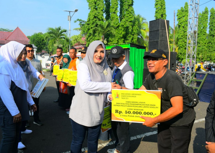 Jalan Sehat HUT Harkopnas Ke-76, Bupati Pekalongan Fadia Arafiq Salurkan Bantuan Sosial dan Hibah Modal Usaha