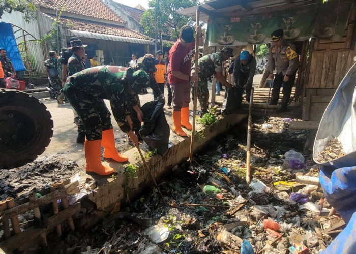 Karya Bakti, TNI Kodim Pekalongan bersama Polri, Pemkot, dan Warga Bersihkan Saluran Air Pasar Sorogenen