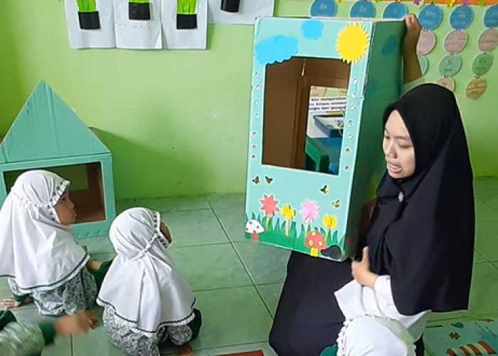 Panggung Boneka dari Kardus Bekas: Media Edukasi Kreatif untuk Anak Usia Dini