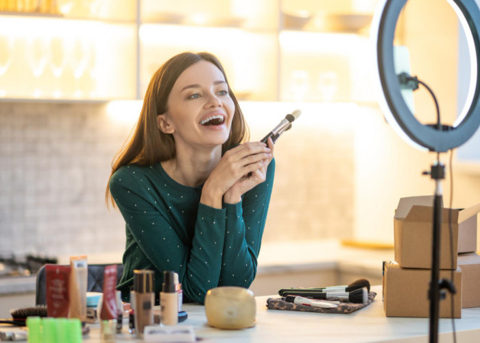 Cuaca Panas Mudah Berkeringat? 6 Tips Makeup Tahan Lama dan Anti Luntur untuk Kamu yang Beraktivitas di Luar 