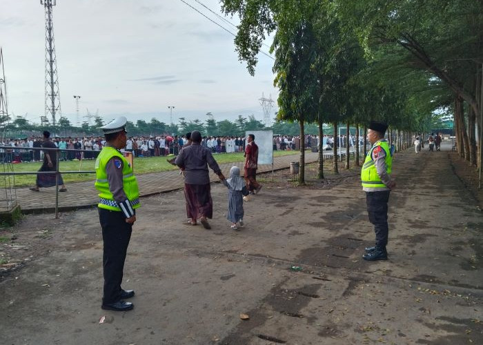 Sebagian Warga Kota Santri Sholat Ied Hari Jumat, Polres Pekalongan Berikan Pengamanan Maksimal