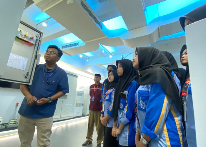 Dapat ‘Golden Ticket’ Berkunjung ke Rumah Belajar TBIG, Siswa SMK HS Agung Bekasi Ini Antusias Belajar FTTH