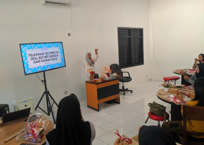 Rumah BUMN Pekalongan Gelar Pelatihan Technical Skill Buket Bunga dari Kawat Bulu