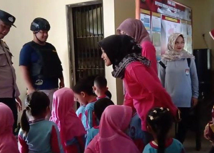 TK Pertiwi Desa Talun Kunjungi Polsek Talun, Dikenalkan Tugas Kepolisian Melalui Polsanak