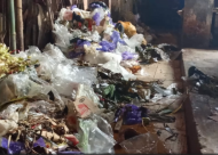 Sampah Menumpuk di Lantai 2 Pasar Kajen, Bau Menyengat dan Lalat Ganggu Pembeli