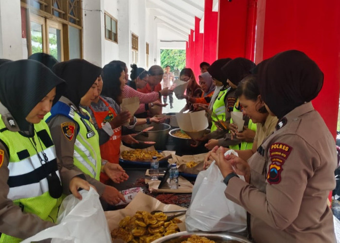 Polwan Pekalongan Kota Turun ke Dapur Umum Bersama Brimob, Siapkan 1.500 Paket Makanan untuk Korban Banjir