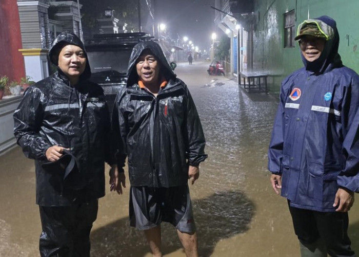 Banjir Rendam Sejumlah Wilayah di Batang, Wabup Suyono Turun Langsung Bantu Evakuasi Lansia