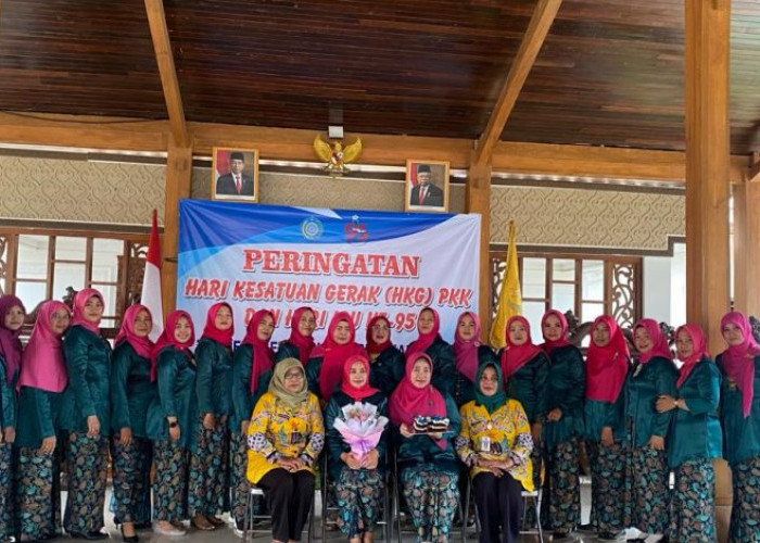 Ketua TP PKK Kabupaten Pekalongan Berikan Penghargaan Kepada Para Pemenang Lomba Di Peringatan HKG & Hari Ibu