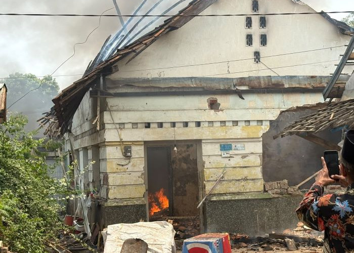 Diduga Korsleting Listrik, Rumah Warga di Ambokembang Pekalongan Hangus Terbakar, Kerugian Rp150 Juta