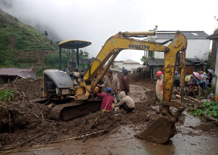 DPUPR Batang Kerahkan Alat Berat Bersihkan Dua Titik Longsor yang Putuskan Akses Jalan dan Pendidikan