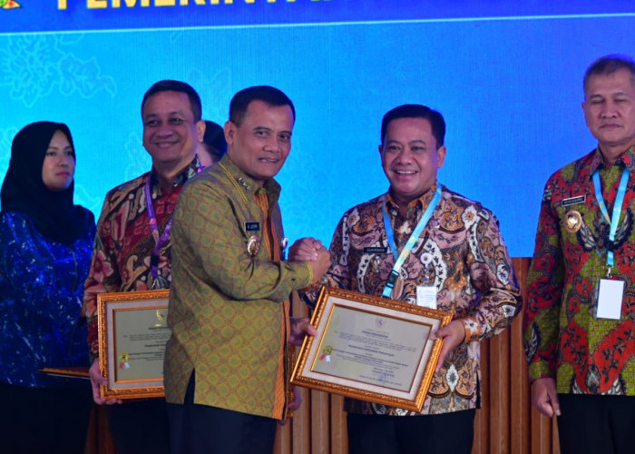 Plt Bupati Pekalongan Sukirman Terima Penghargaan PMDN Tertinggi se-Jawa Tengah