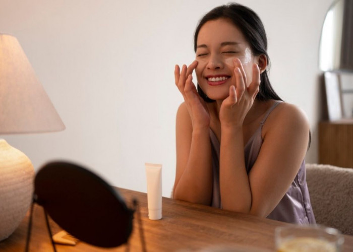 5 Sunscreen Anti Aging yang Cocok untuk Ibu-Ibu, Tampak Awet Muda Bebas Flek Hitam