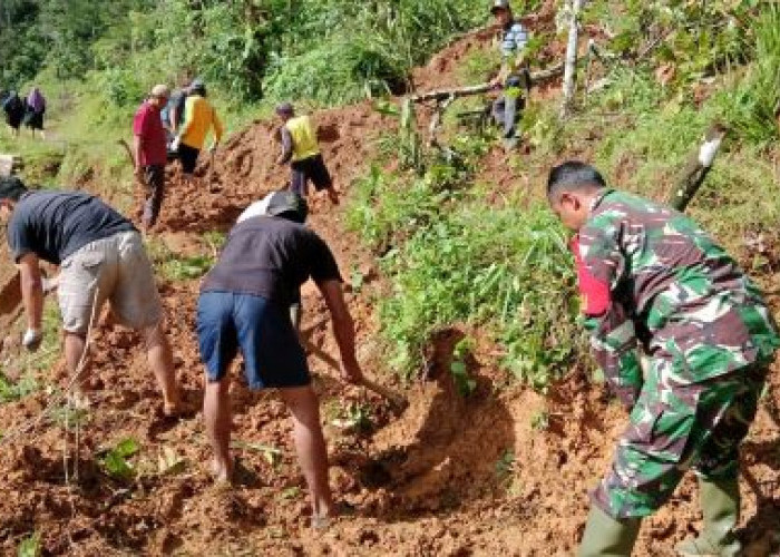 Jalan Utama Penghubung 2 Dukuh di Desa Pamutuh Kabupaten Pekalongan Tertutup Longsor