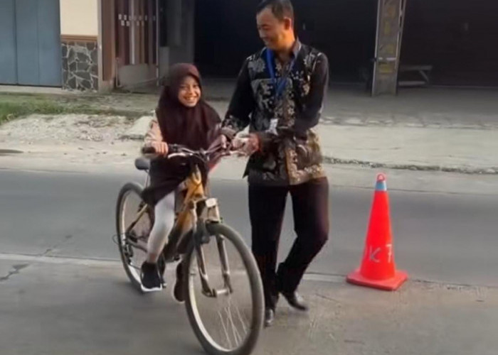 Tak Sekadar Jadi Kepala Sekolah, Rasokha Tiap Pagi Turun ke Jalan Seberangkan Siswa SDN Kauman 07