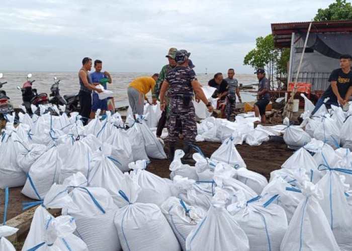 Tanggul Benteng Pengaman Sungai Sengkarang Jebol, 5 Desa di Kecamatan Wonokerto Pekalongan Banjir