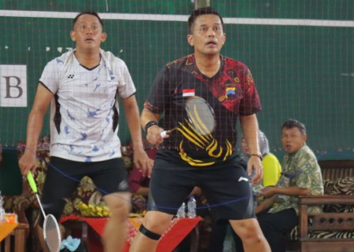Titip Pesan Kamtibmas Jelang Pemilu 2024, Kapolres Pekalongan Gelar Badminton Bersama Warga Kedungwuni