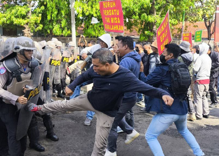 Ratusan Peserta Demo di Batang Terlibat Bentrok dengan Polisi, Kapolres: Ini Latihan Kesiapan Personel