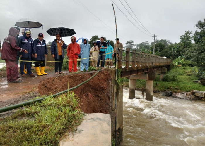 Bupati Batang Perintahkan Pengerjaan Darurat Tebing Jembatan Kritis yang Hampir Putus