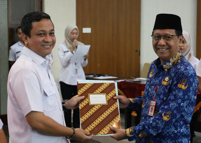   Apresiasi Pengabdian Puluhan Tahun, Wali Kota Aaf Serahkan SK Pensiun dan THT bagi 21 ASN!