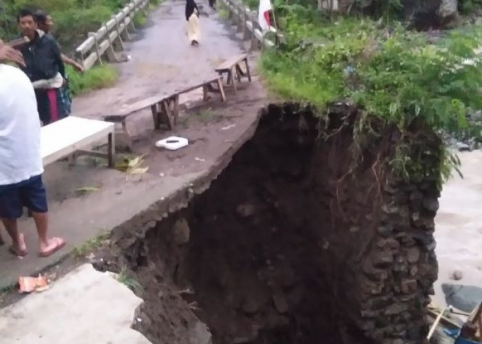 Jembatan Kali Keruh di Kandangserang Ambrol Tergerus Banjir, Mobil Kecil Masih Bisa Melintasinya