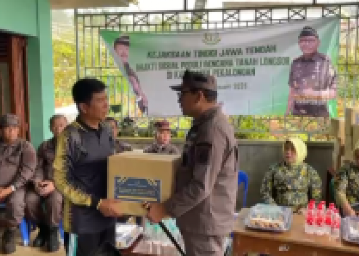 Kajati Jateng Ponco Hartanto Salurkan Langsung Bantuan Ke Korban Longsor di Petungkriyono