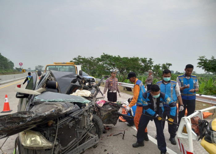Avanza Seruduk Truk di Tol Batang-Semarang, 3 Orang Tewas Seketika di Lokasi Kejadian 