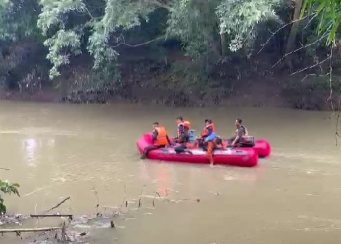 Hari Ketiga, Tim SAR Gabungan Gunakan Teknik Blender untuk Mencari Korban Tenggelam di Sungai Sragi   