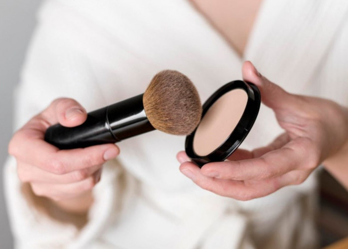 4 Merk Bedak yang Ampuh Menutupi Kulit Kusam Berflek Hitam