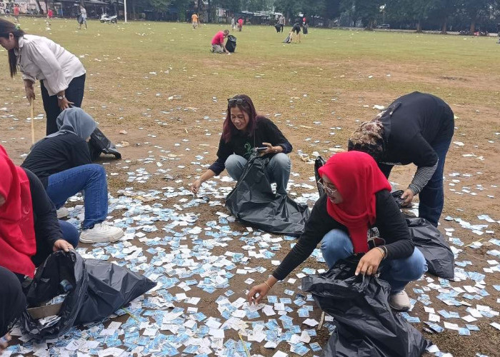 Dukung Pilkada Damai, Relawan Fallas-Ridwan Bersihkan Lapangan Dracik Kampus Usai Dipakai Kegiatan Senam Sehat