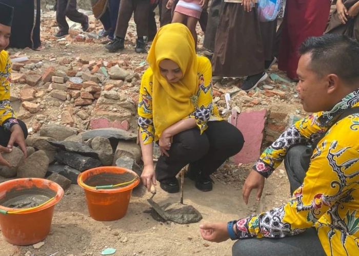 Bupati Fadia Letakan Batu Pertama Pembangunan Masjid Jami Nurul Yaqin Desa Domiyang Paninggaran