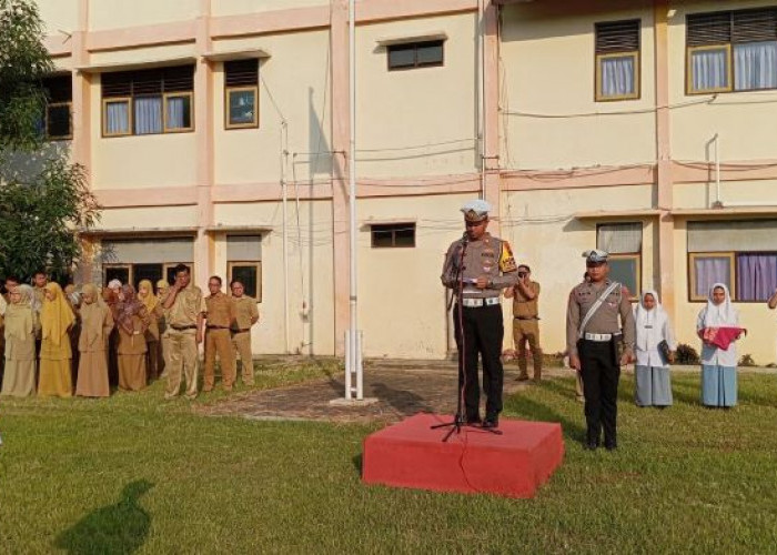 Kasat Lantas Polres Pekalongan Sosialisasikan Operasi Patuh Candi 2024 di SMK Muhammadiyah Karanganyar