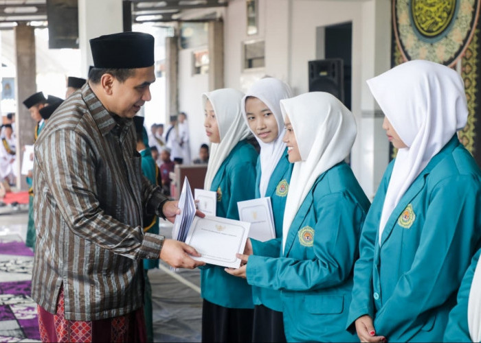 Taj Yasin Hadirkan Senyum Santri Lewat Tali Asih Hafiz Al-Qur'an