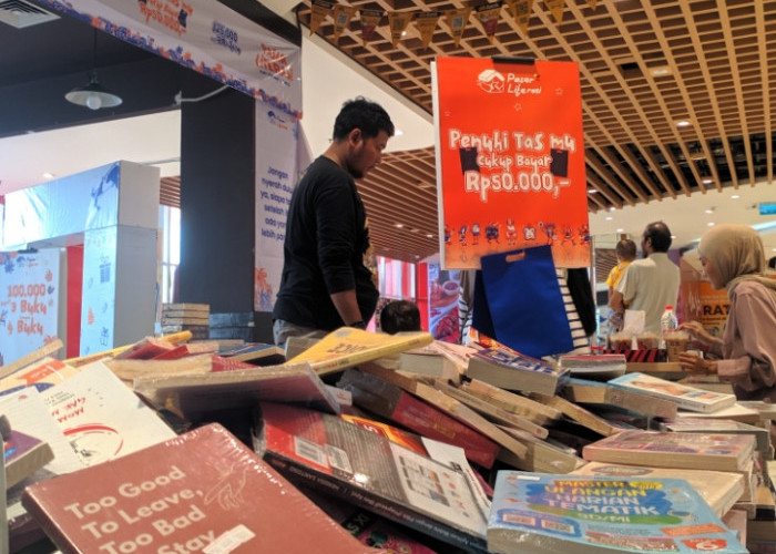 Keseruan Pameran Buku Pasar Literasi, Bayar Rp50 Ribu Ambil Buku Sepuasnya