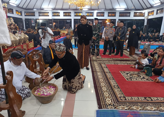 Dibuka untuk Umum, Faiz Kecil Akhirnya Menyaksikan Bupati Faiz Menjamas Tombak Pusaka