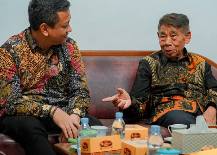  Momen Hangat Wali Kota Pekalongan Aaf Silaturahmi ke Kediaman Drs Samsudiat di Surakarta, Ini Pesannya!