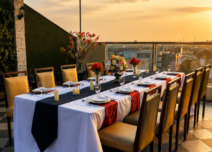 Menikmati Dinner Romantis dengan View Kota dari Lantai Tertinggi
