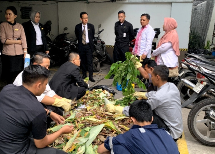 Gandeng DLH, Hotel Santika Pekalongan Terapkan Pengurangan Sampah dan Beri Pelatihan Ubah Sampah Jadi Kompos